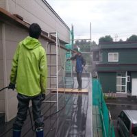足場を架けて外壁と屋根の塗装工事です。